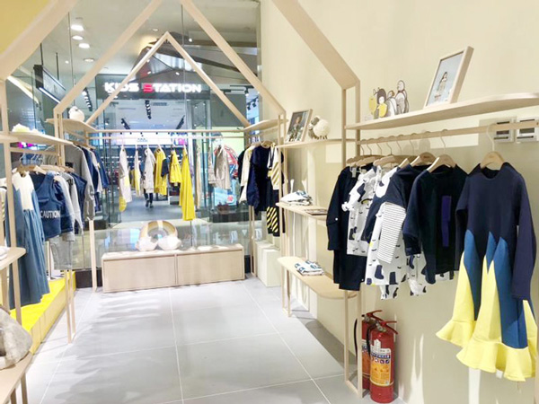 女童服装展柜定制 女童服装展柜定制